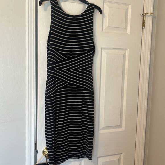 Great cotton dress; Flattering waist cinching crossover design Perfect condition - Picture 4 of 4